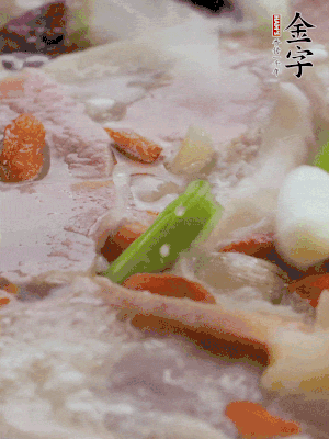 最后下枸杞、蒜白。