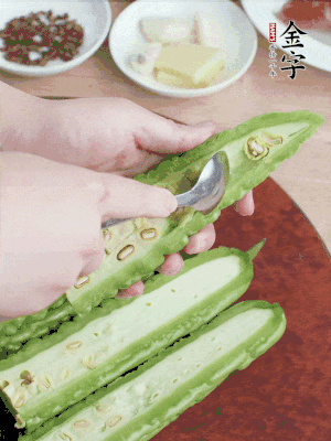 苦瓜去籽切薄片，一點(diǎn)鹽拌勻，10分鐘后沖洗控干。香蔥切蔥花、姜切末、蒜拍碎、干辣椒切圈。