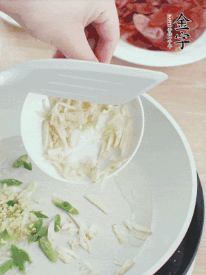 油4成熱，下蔥姜蒜、干辣椒、花椒煸出香味。