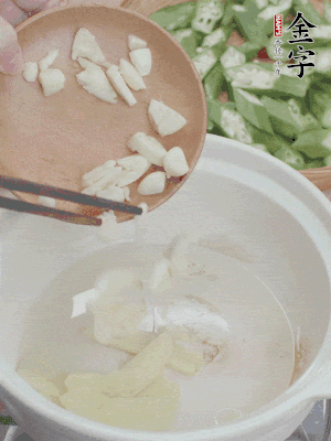 砂煲熱油，姜蒜、辣椒煸香。