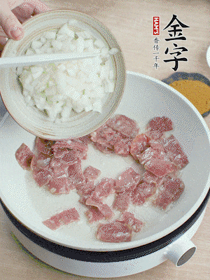 依次下洋蔥、紅菜椒、豌豆粒、玉米粒翻炒均勻。