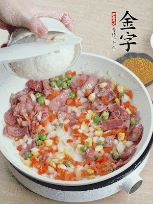 放米飯炒至顆粒分明。