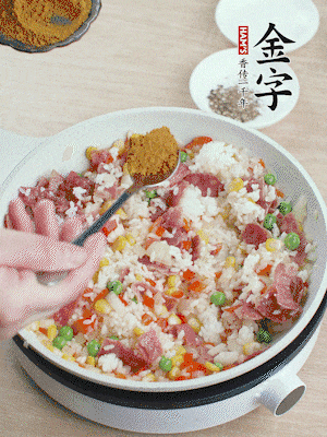 1勺咖喱粉、1/2勺鹽，少許黑胡椒碎炒均。