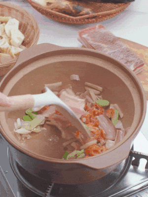砂鍋中倒入油，放入姜片、蔥段、咸肉、海米炒出香味。