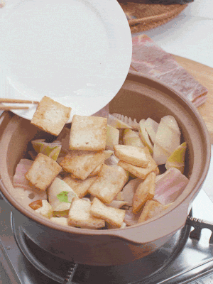 依次下春筍、豆腐，開水沒過食材。