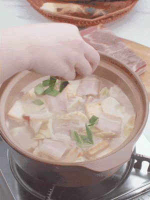 一小撮鹽、糖、雞精調(diào)味，最后撒點(diǎn)蒜葉點(diǎn)綴。