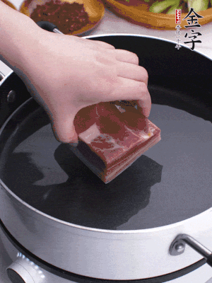 金字淡咸肉冷水入鍋煮15分鐘。