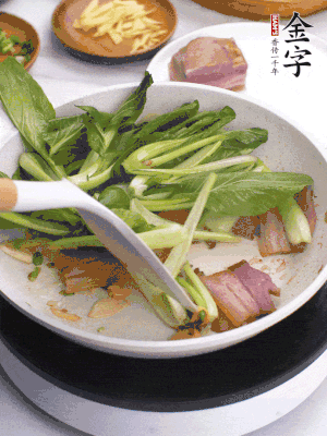 下小青菜翻炒，菜梆子變軟時(shí)，撒一點(diǎn)鹽、雞精調(diào)味。