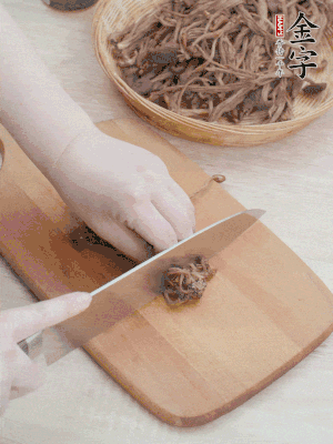 干茶樹(shù)菇浸泡過(guò)夜，去老根焯水，擠干水份。