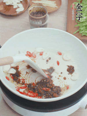 熱鍋涼油，姜蒜、辣椒、金字火腿xo醬炒香。
