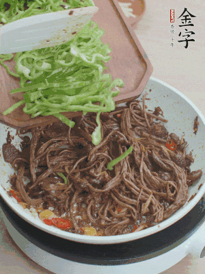 水分煸干，下青椒絲快炒1分鐘。