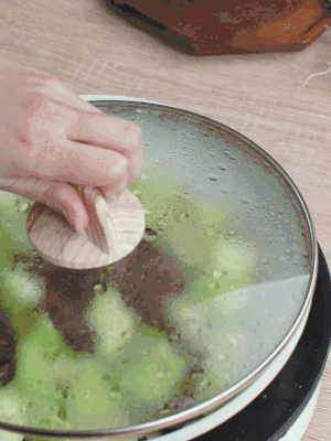 西葫蘆略出水時(shí)，加一小撮鹽調(diào)味。