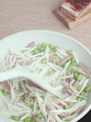 下茭白絲、青豆翻炒。