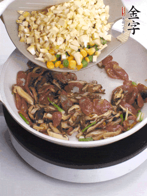 鍋里熱油，爆香蔥白，下香腸片炒至微微出油，加時(shí)蔬粒、香菇粒、春筍粒翻炒均勻。