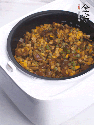 電飯煲按煮飯鍵，出鍋撒蔥花。