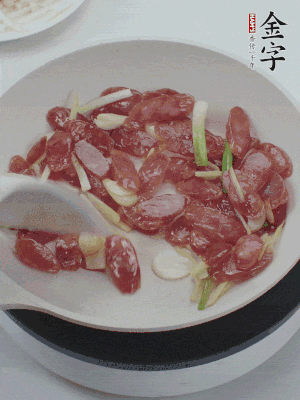 熱鍋爆香姜蒜片，下香腸炒出香味。