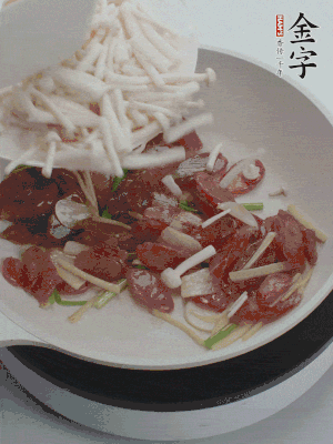 放白玉菇、青紅辣椒、雞蛋。