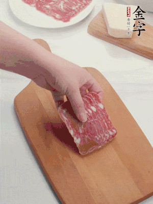 金字培根火腿改刀切小片；白洋蔥切??；新鮮豌豆剝殼。