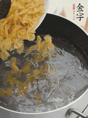 蝴蝶面加橄欖油煮熟；豌豆焯水30秒。