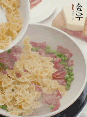 1小勺鹽調(diào)味，混合一起燉煮一下。