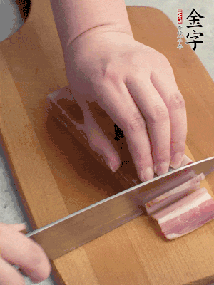 百合切去頭尾，分開洗凈;咸肉切薄片。