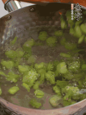鍋中水沸，放一撮鹽，下蠶豆豆瓣焯3分鐘，下百合，3秒撈出，一起撈出瀝水。