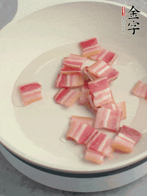 鍋中少許油，金字淡咸肉煸香。