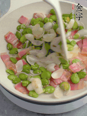 放蠶豆豆瓣、百合炒勻。