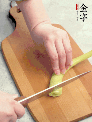 蔥切段，姜切絲，辣椒斜切成塊。