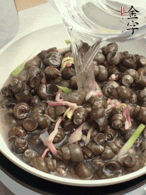倒處理干凈的螺螄翻炒，加3勺料酒。加清水蓋過螺螄，中火蓋蓋煮5分鐘。