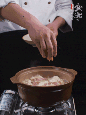 下蝦仁干，煮5分鐘。撒蒜葉，煮1分鐘。