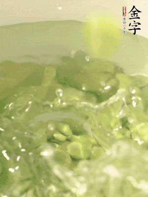 新鮮蠶豆熱水焯水30秒，然后浸入涼水。