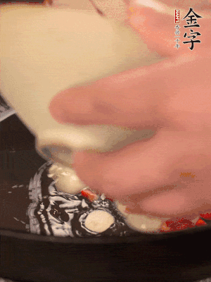 豬油潤(rùn)鍋，下辣椒、大蒜、火腿片煸香。