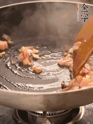 熱油爆香大蒜粒，煸香咸肉丁，淋一勺黃酒調(diào)味。