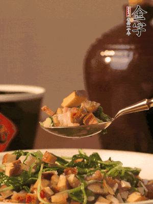 出鍋前嘗味，味淡加點(diǎn)鹽。