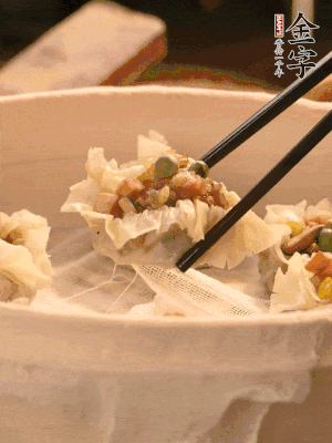 包好的燒賣放在蒸籠上，水開后蒸8分鐘左右。