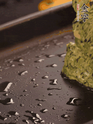 熱鍋擦一下油，下面糊攤平。