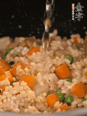 把食材轉(zhuǎn)移到電飯鍋中，倒入點(diǎn)清水，正常煮飯。