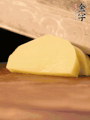 土豆去皮切丁。水開后，放入鍋中煮2-3分鐘，撈出瀝干水分。