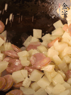再放烤腸片煎熟。撒點(diǎn)鹽、孜然粉、辣椒面。