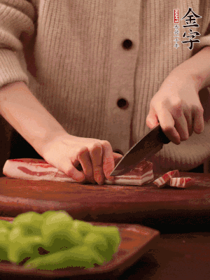 金字淡咸肉切片，冷水入鍋，加姜片、料酒略焯水。同步，五花肉切塊焯水。