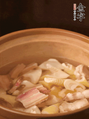 春筍、咸肉、咸肉一起入砂鍋，加姜片、料酒、清水大火煮沸到湯色變白。轉(zhuǎn)小火慢篤半小時(shí)。
