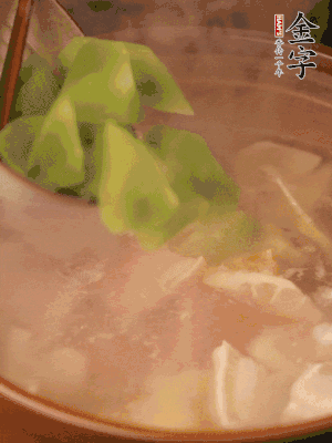 再加入焯水過(guò)的百葉結(jié)、萵筍塊燉15-20分鐘。