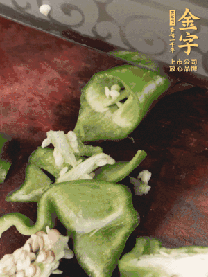 辣椒洗凈斜切成段，蒜切片。
