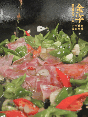 再下蒸炒火腿煸炒，加少許白糖提鮮。