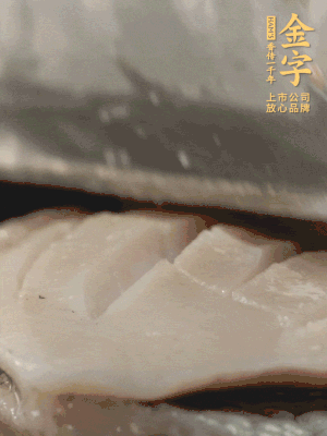 鮑魚用勺子撬出來，去掉內(nèi)臟和牙齒，加面粉、白醋、鹽、啤酒抓一下，清水洗凈，切花刀。