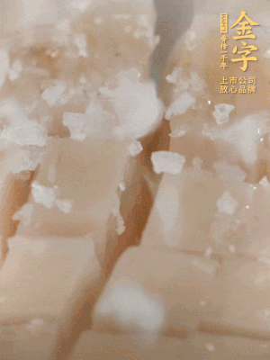 鮑魚中加點(diǎn)鹽、蠔油抓拌一下。