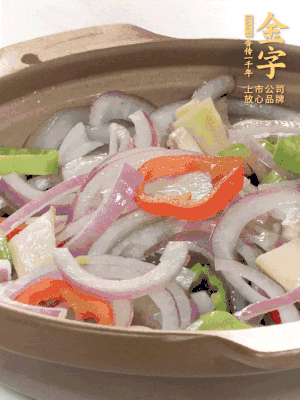 砂鍋底鋪上香菜，放上料頭，再放上焯過水的鮑魚殼。
