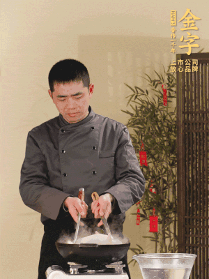 整只土雞冷水下鍋，加蔥姜、料酒焯水，撈出后用溫水清洗干凈。