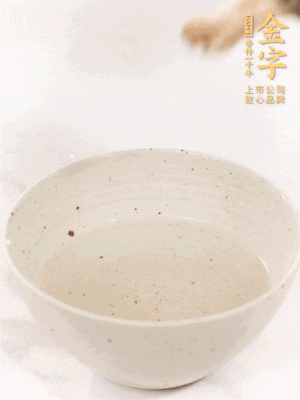 羊肚菌流水洗凈2遍后，溫水泡發(fā)15-20分鐘。